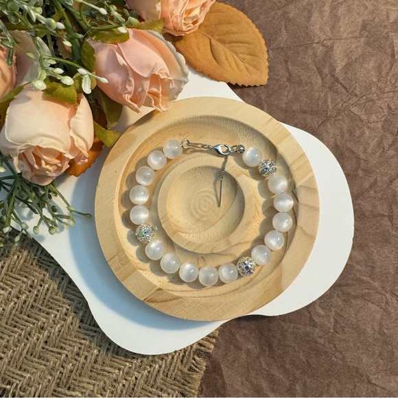 White Cat’s Eye Glossy Beaded Bracelet - Picture 1 of 5